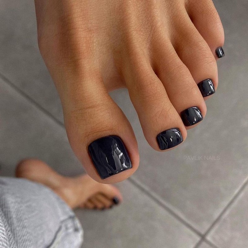 Подберите для себя лучший педикюр 2026: модные идеи, новинки, примеры — фото