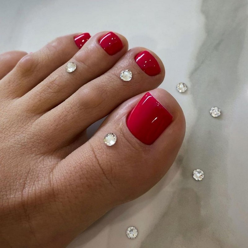 Подберите для себя лучший педикюр 2026: модные идеи, новинки, примеры — фото