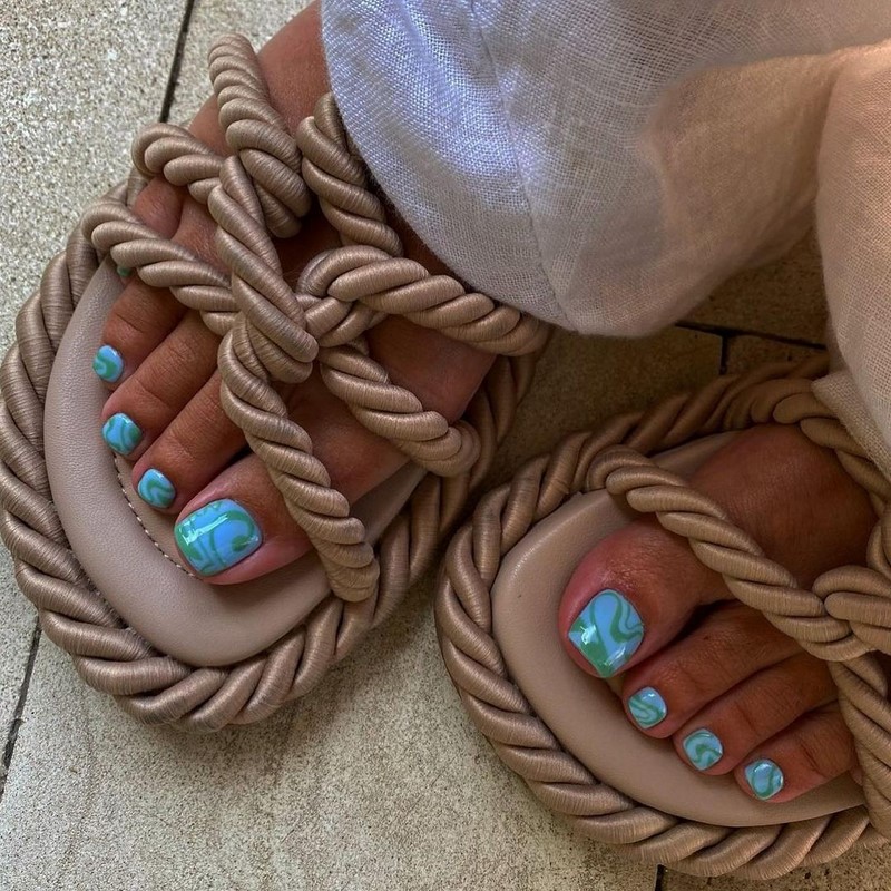 Подберите для себя лучший педикюр 2026: модные идеи, новинки, примеры — фото