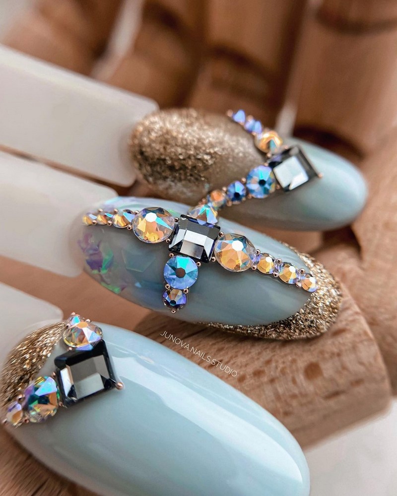 Новогодний маникюр 2027: креативные идеи нейл-дизайна