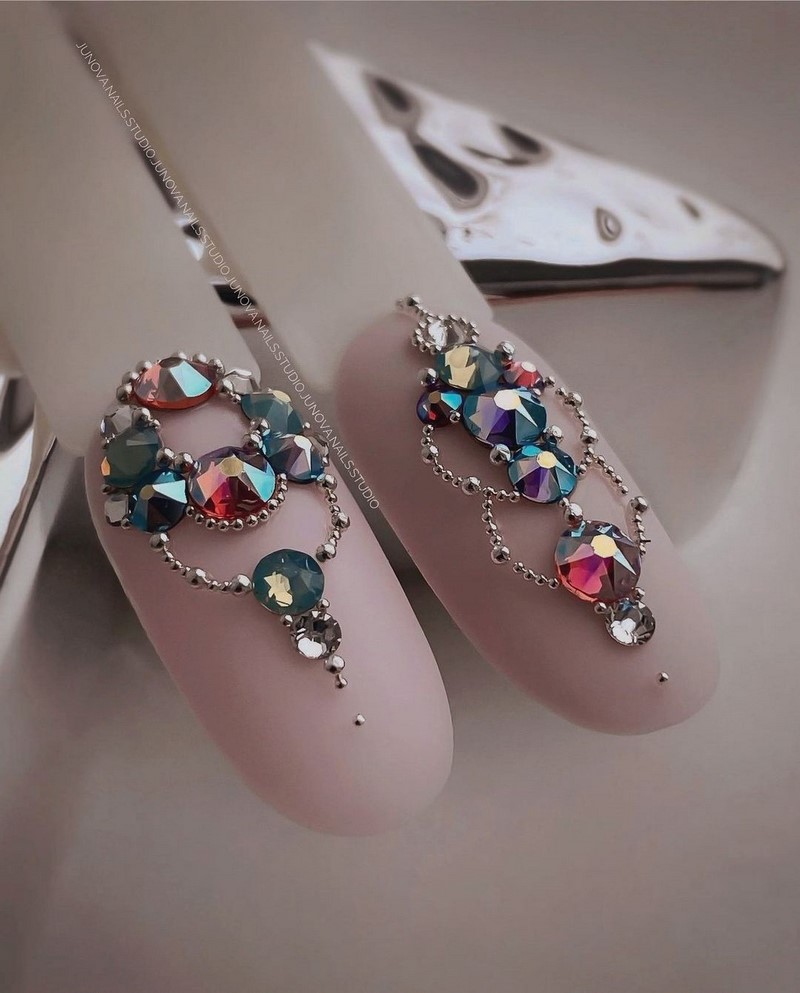 Новогодний маникюр 2027: креативные идеи нейл-дизайна