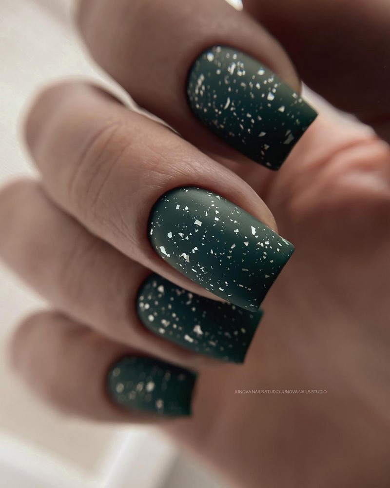 Новогодний маникюр 2027: креативные идеи нейл-дизайна