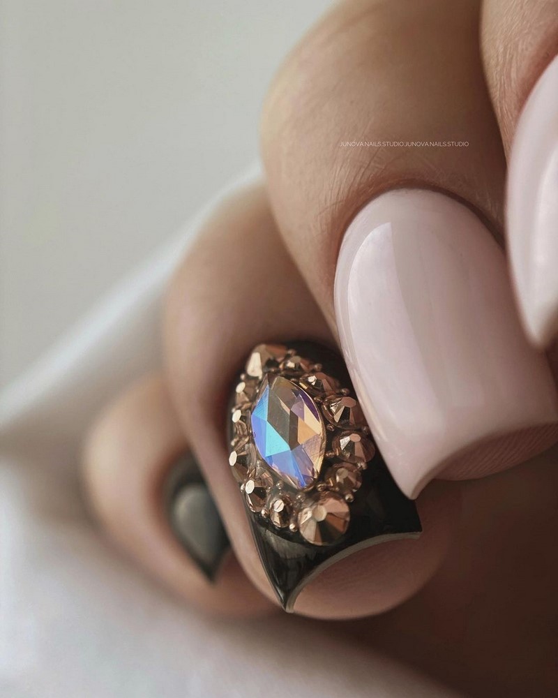 Новогодний маникюр 2027: креативные идеи нейл-дизайна