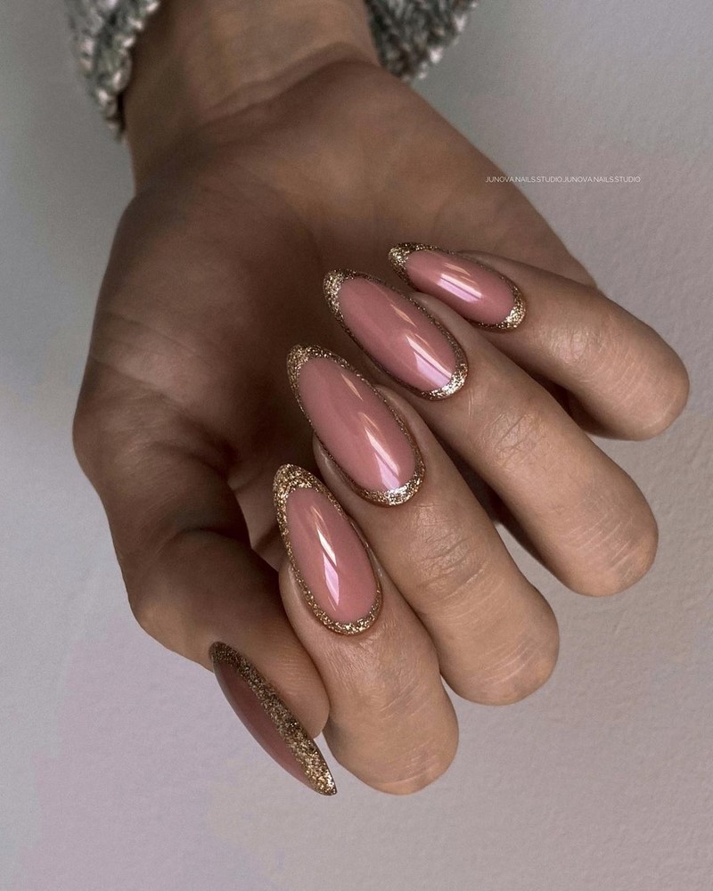 Новогодний маникюр 2027: креативные идеи нейл-дизайна