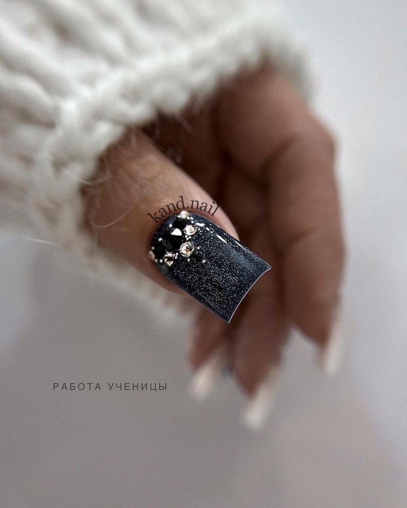 Новогодний маникюр 2027: креативные идеи нейл-дизайна