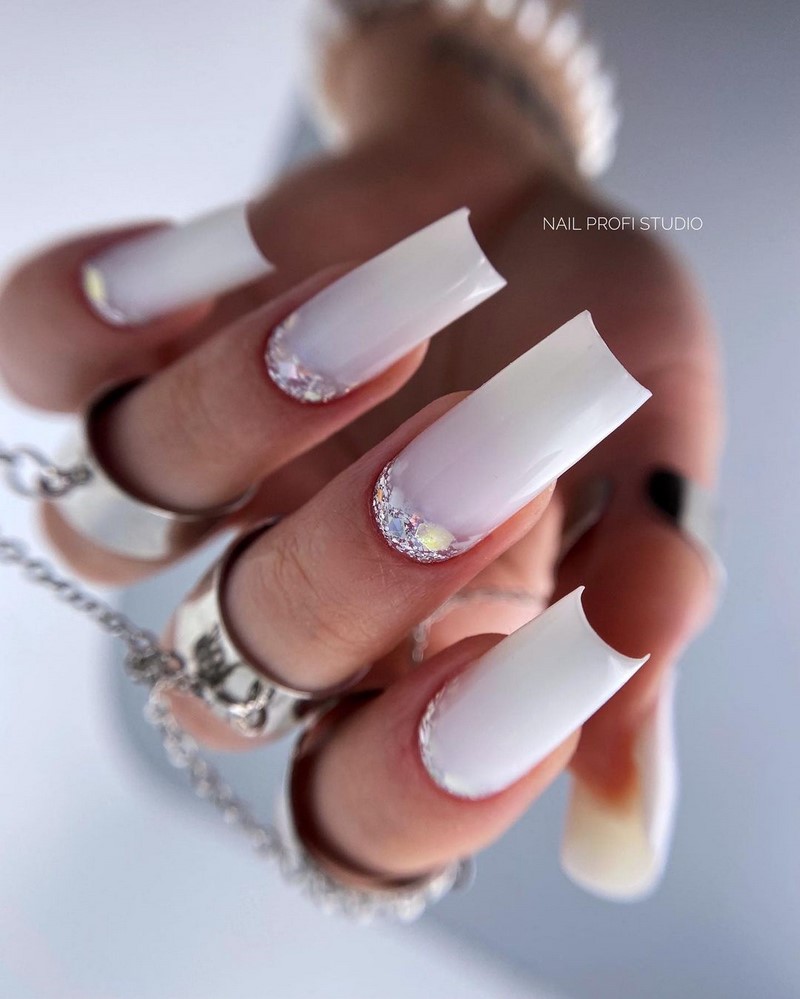 Зимний маникюр с рисунком 2026-2027: креативные тенденции зимнего нейл-арта