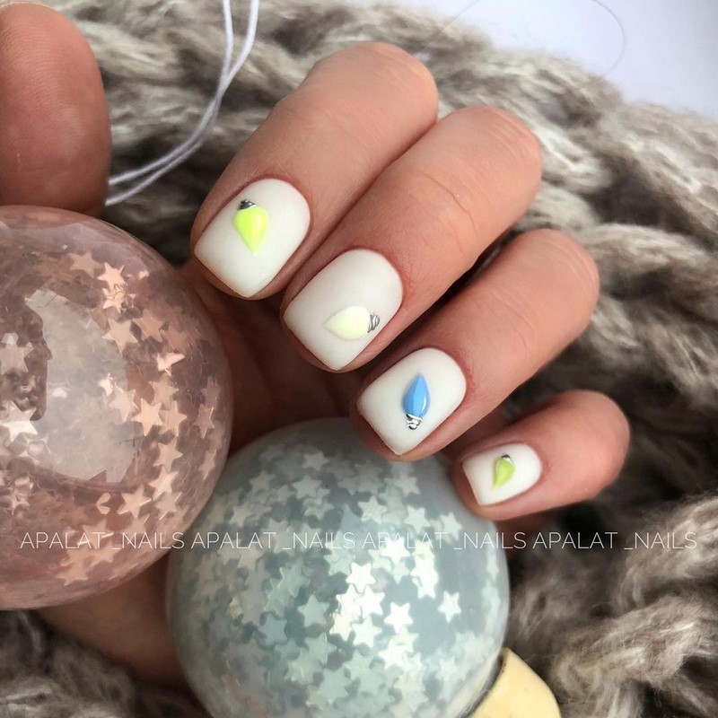 Зимний маникюр с рисунком 2026-2027: креативные тенденции зимнего нейл-арта