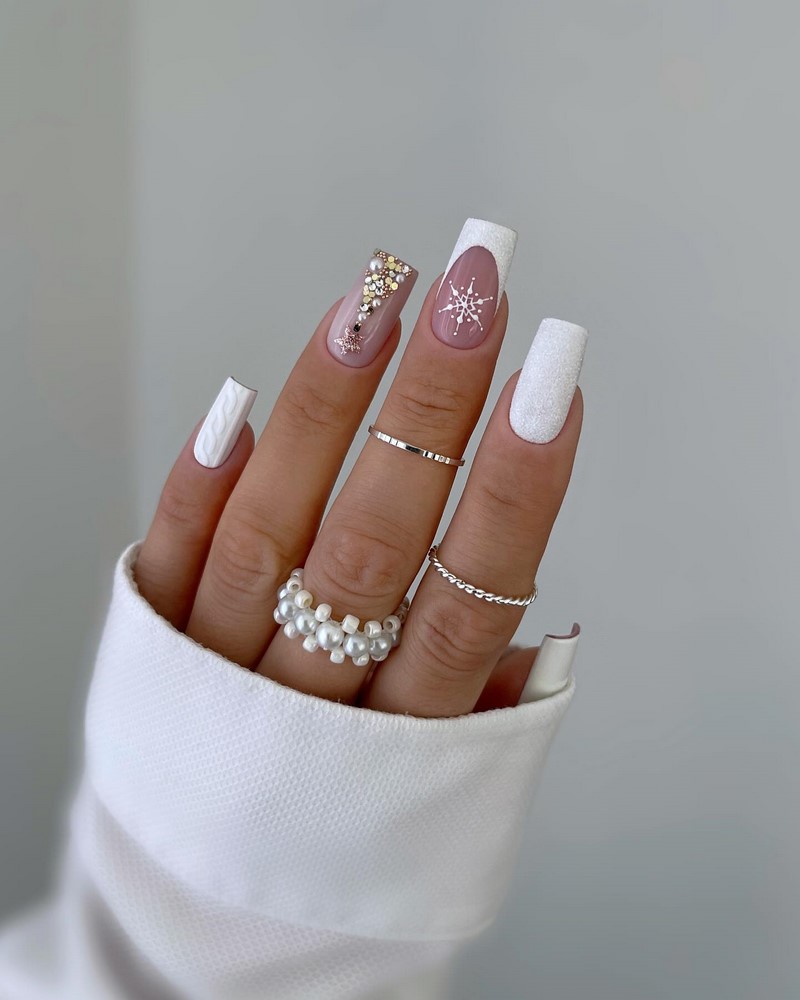 Модный новогодний маникюр 2027 – тренды дизайна на фото