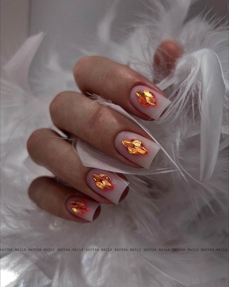 Модный новогодний маникюр 2027 – тренды дизайна на фото