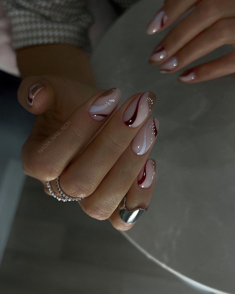 Модный новогодний маникюр 2027 – тренды дизайна на фото