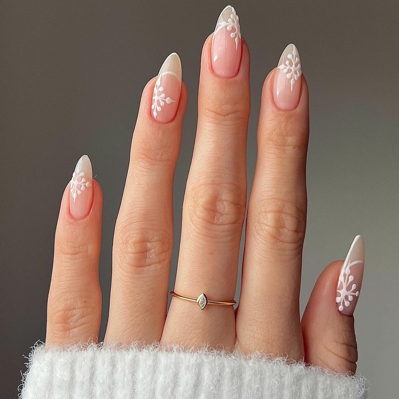 Модный новогодний маникюр 2027 – тренды дизайна на фото