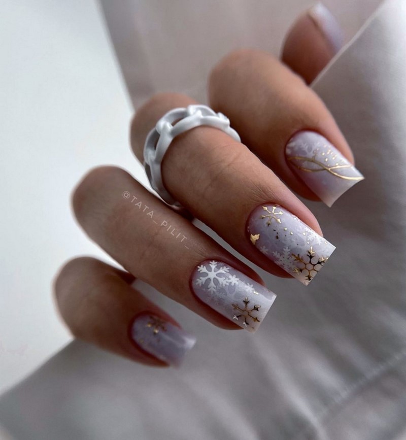 Модный новогодний маникюр 2027 – тренды дизайна на фото