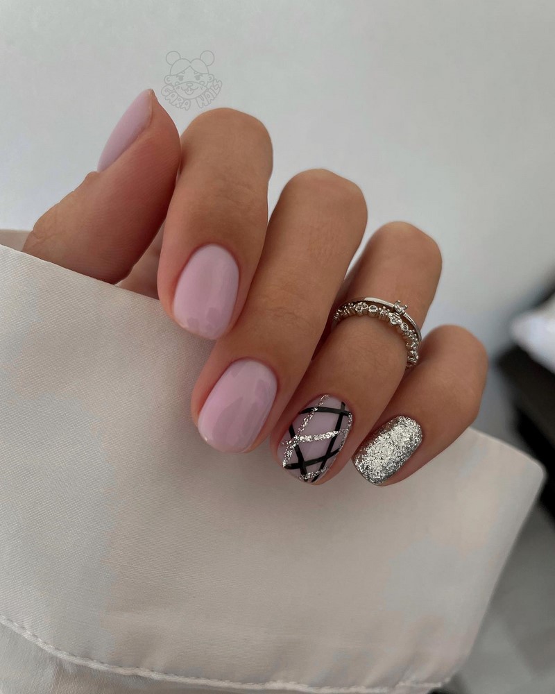 Модный новогодний маникюр 2027 – тренды дизайна на фото