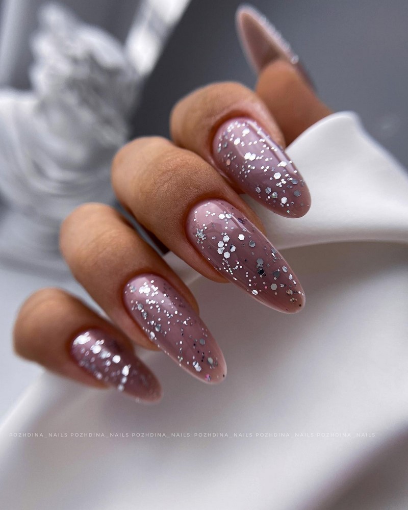 Модный новогодний маникюр 2027 – тренды дизайна на фото