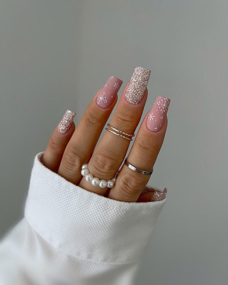 Модный новогодний маникюр 2027 – тренды дизайна на фото