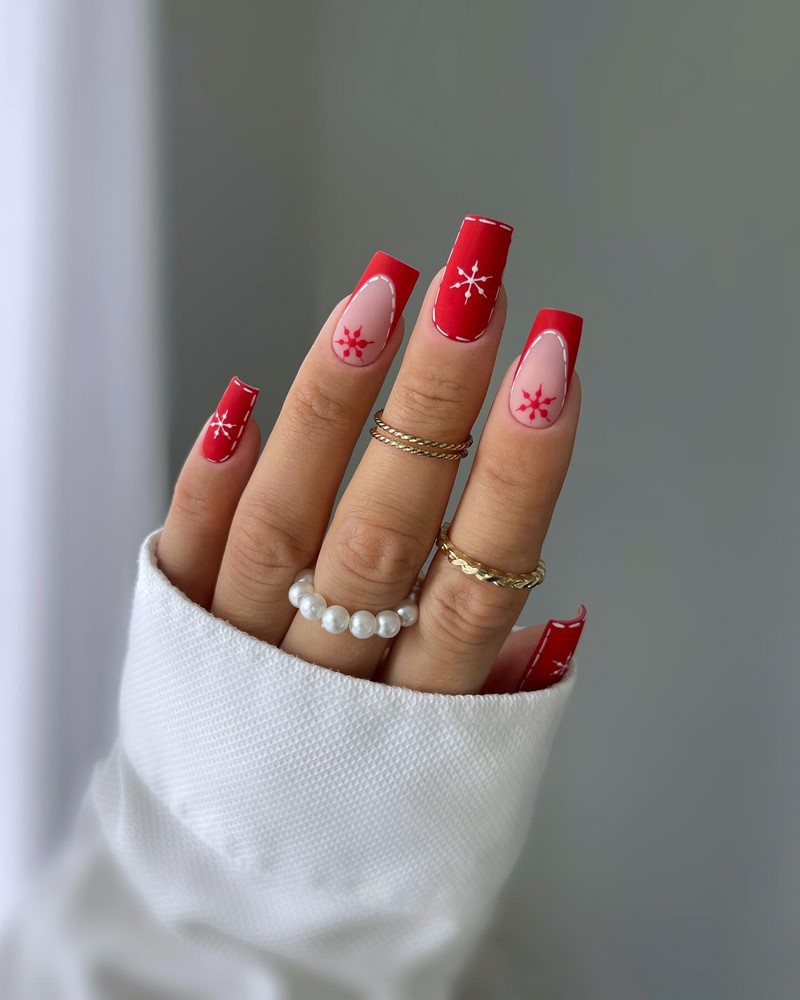 Модный новогодний маникюр 2027 – тренды дизайна на фото