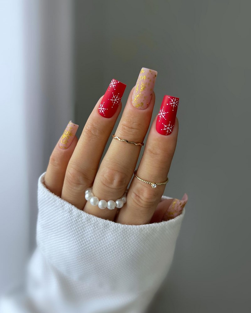 Модный новогодний маникюр 2027 – тренды дизайна на фото