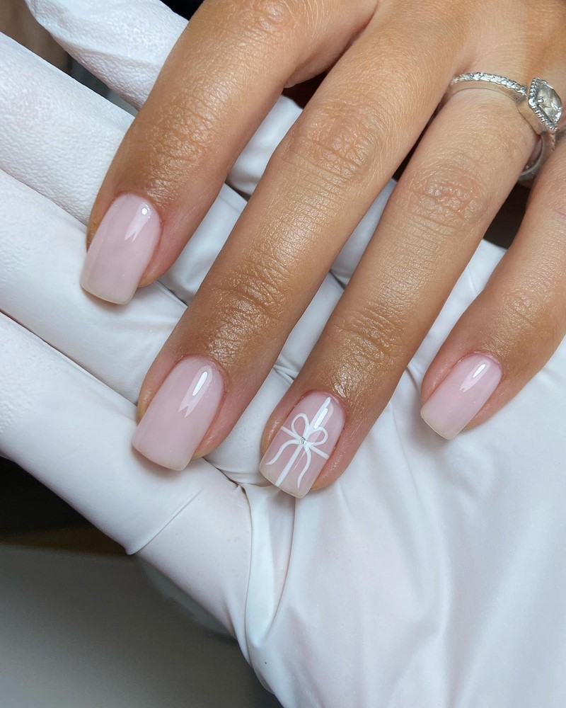 Модный новогодний маникюр 2027 – тренды дизайна на фото