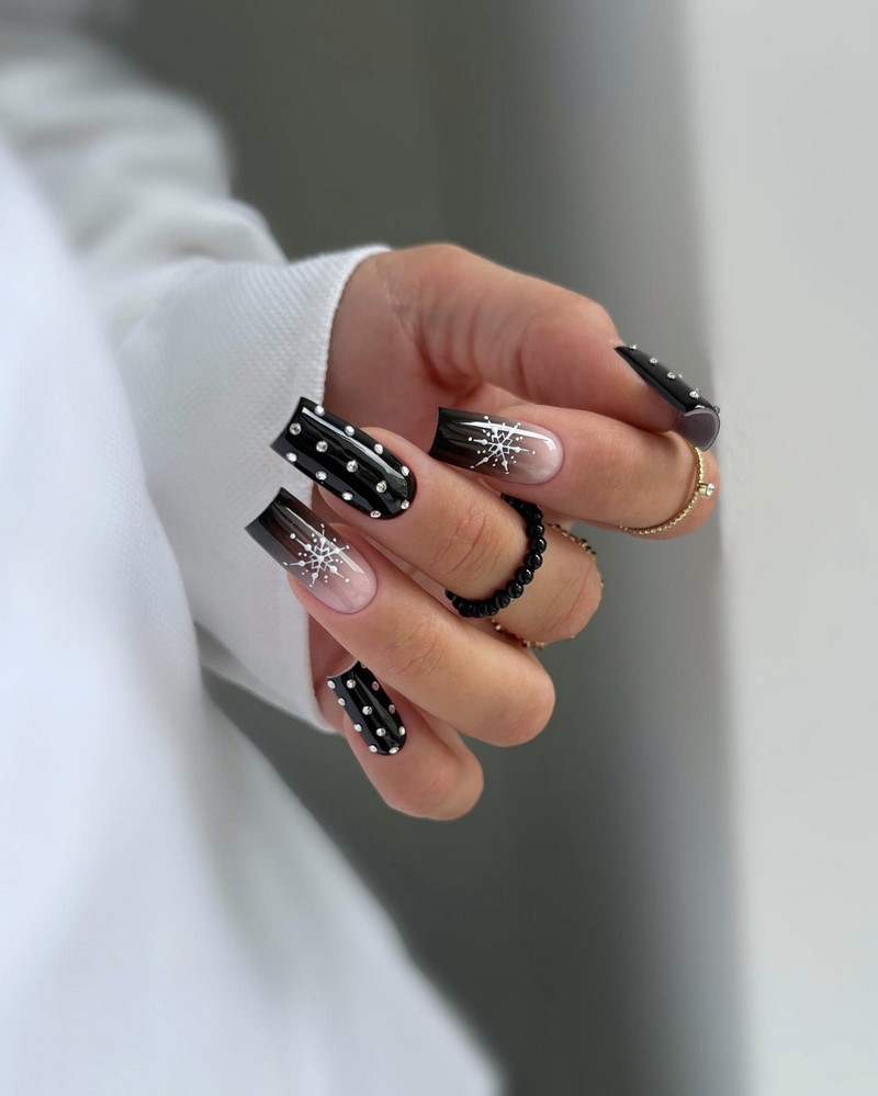 Модный новогодний маникюр 2027 – тренды дизайна на фото