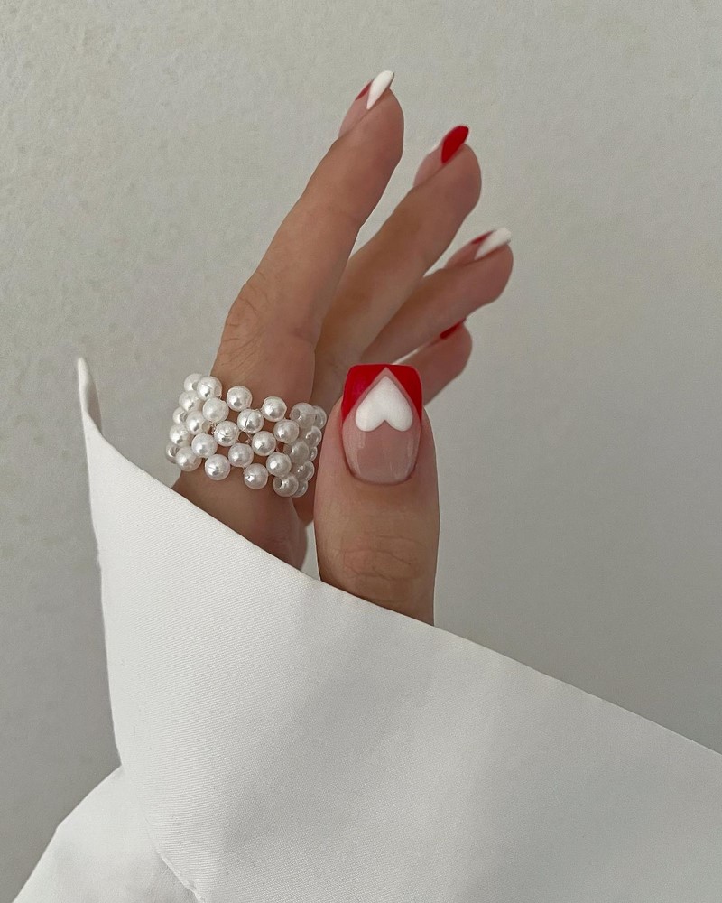 Модный новогодний маникюр 2027 – тренды дизайна на фото