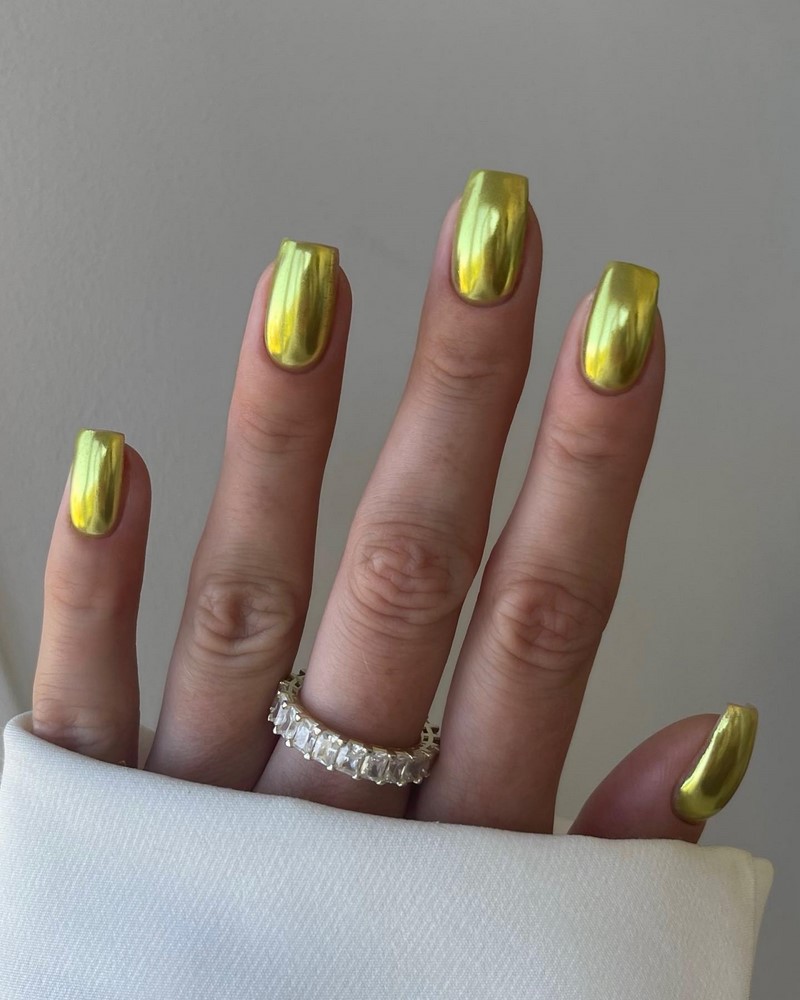 Модный новогодний маникюр 2027 – тренды дизайна на фото