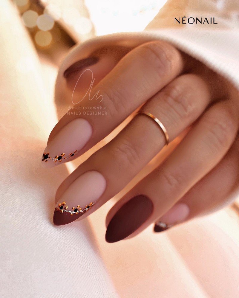 Модный новогодний маникюр 2027 – тренды дизайна на фото