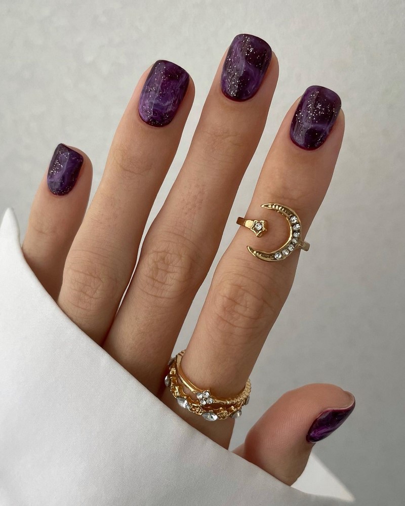 Модный новогодний маникюр 2027 – тренды дизайна на фото