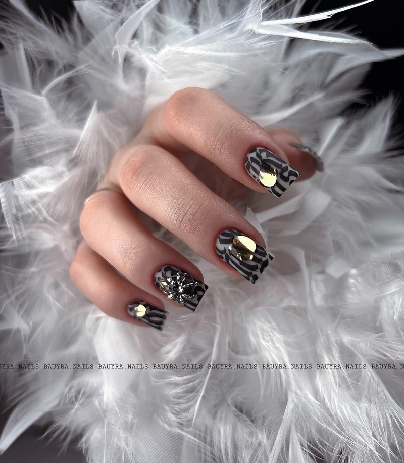 Модный новогодний маникюр 2027 – тренды дизайна на фото