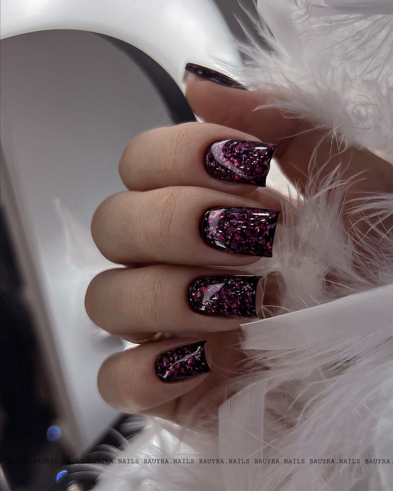 Модный новогодний маникюр 2027 – тренды дизайна на фото