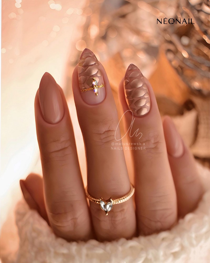 Модный новогодний маникюр 2027 – тренды дизайна на фото