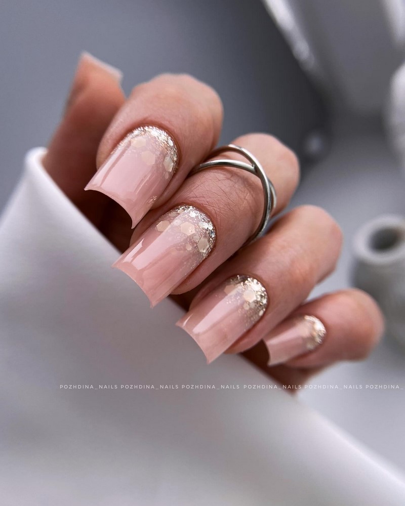 Модный новогодний маникюр 2027 – тренды дизайна на фото