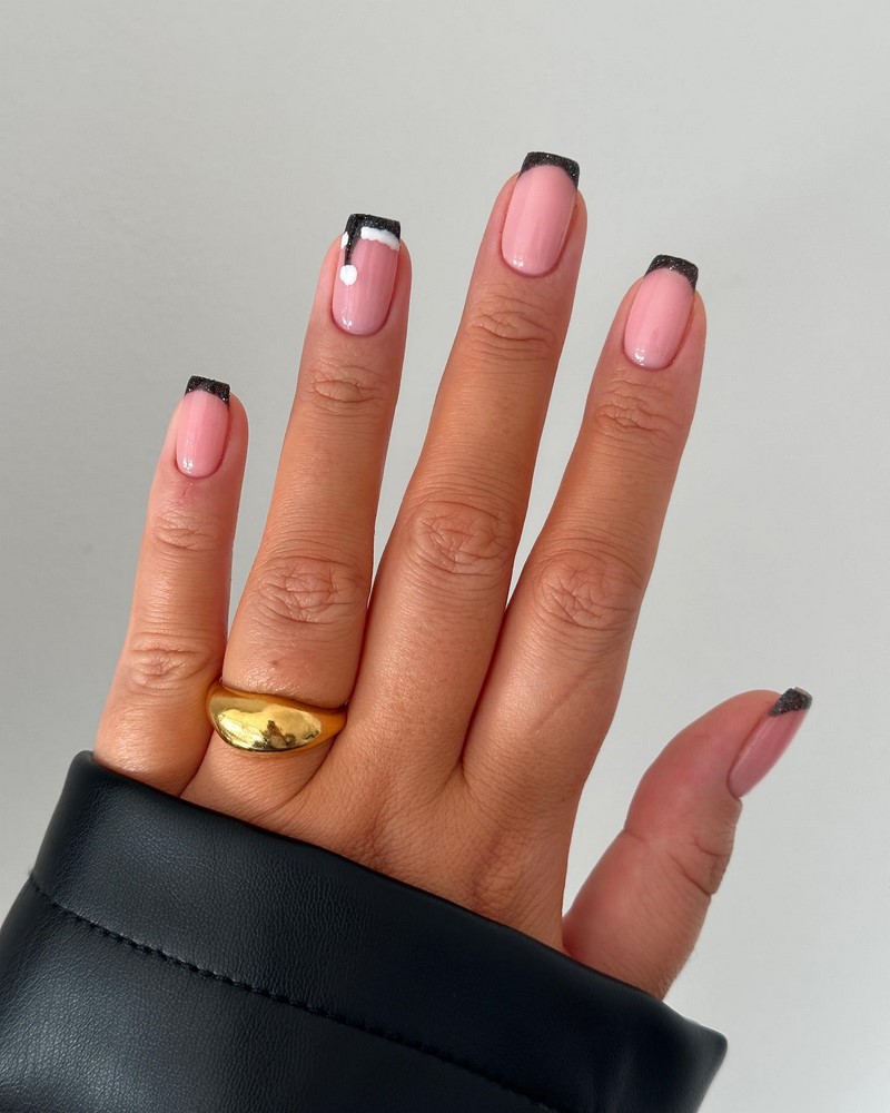 Модный новогодний маникюр 2027 – тренды дизайна на фото