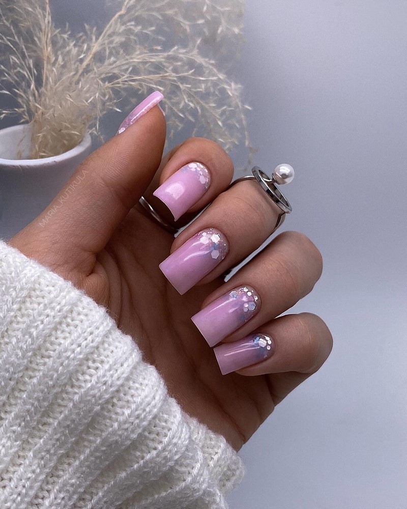 Модный новогодний маникюр 2027 – тренды дизайна на фото