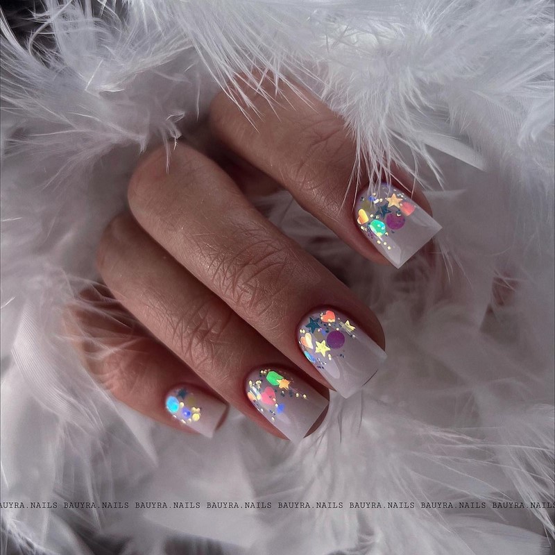 Модный новогодний маникюр 2027 – тренды дизайна на фото