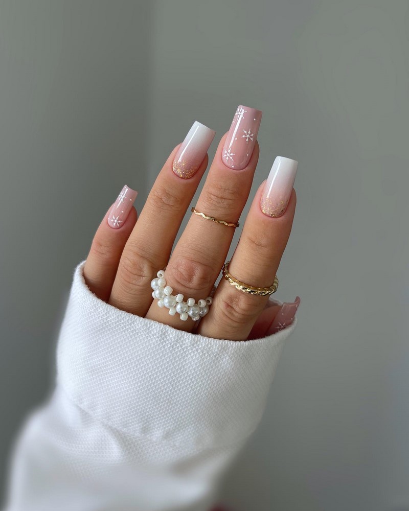 Модный новогодний маникюр 2027 – тренды дизайна на фото