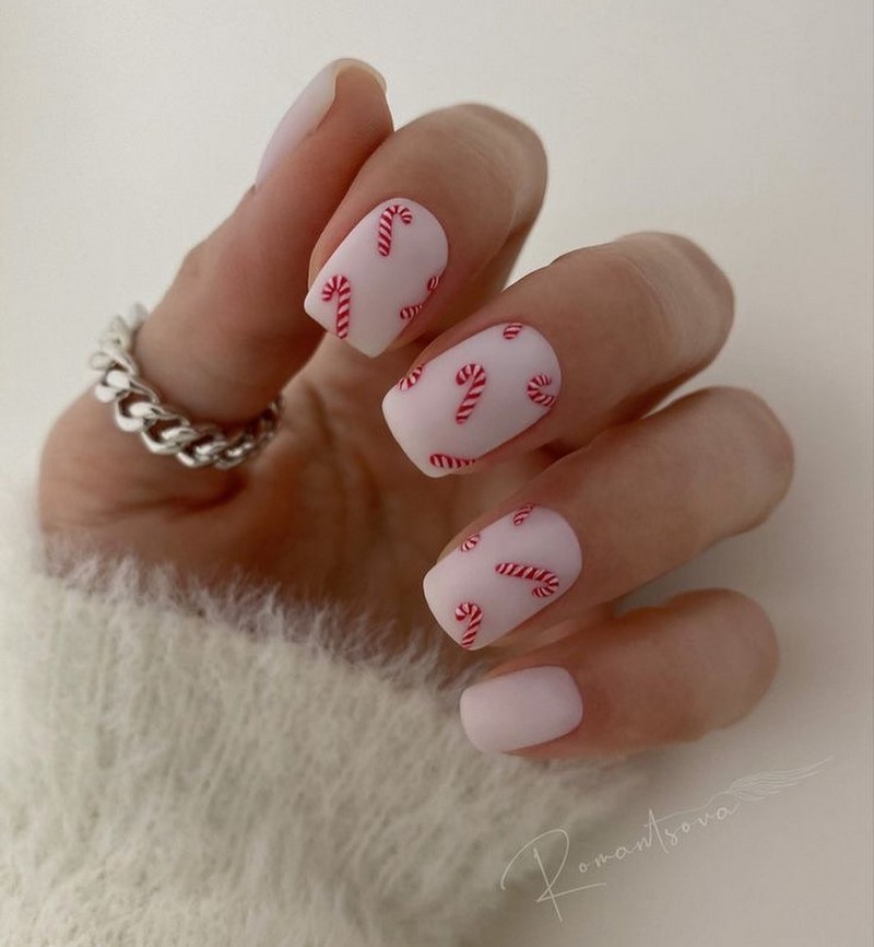 Модный новогодний маникюр 2027 – тренды дизайна на фото