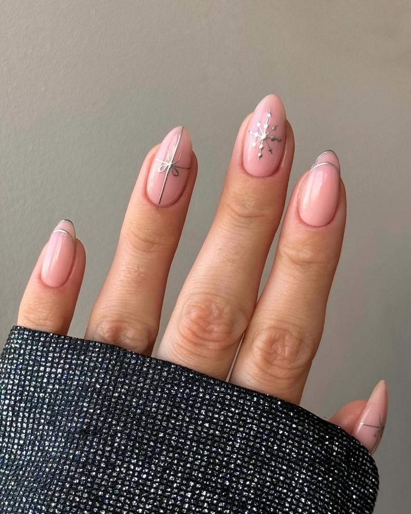 Модный новогодний маникюр 2027 – тренды дизайна на фото