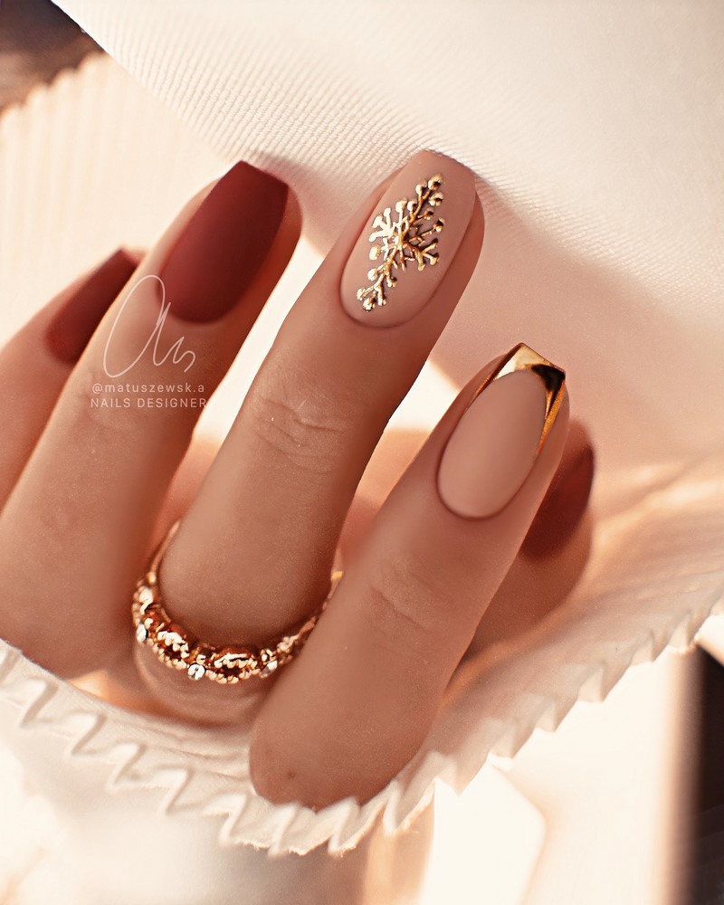 Модный новогодний маникюр 2027 – тренды дизайна на фото