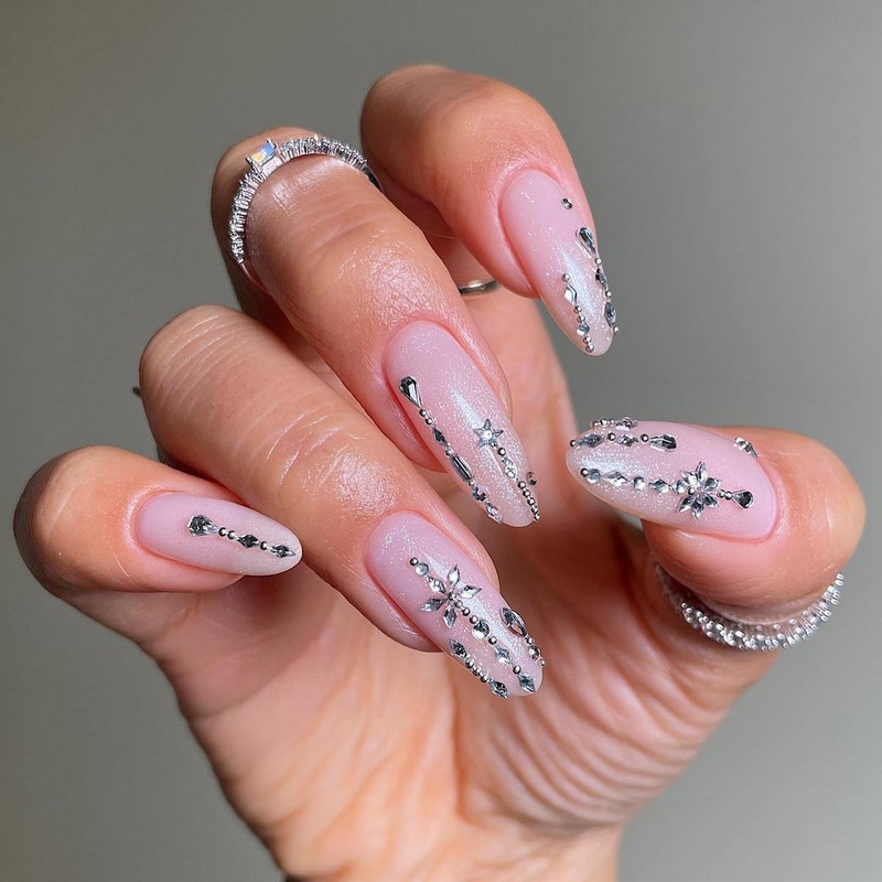 Модный новогодний маникюр 2027 – тренды дизайна на фото