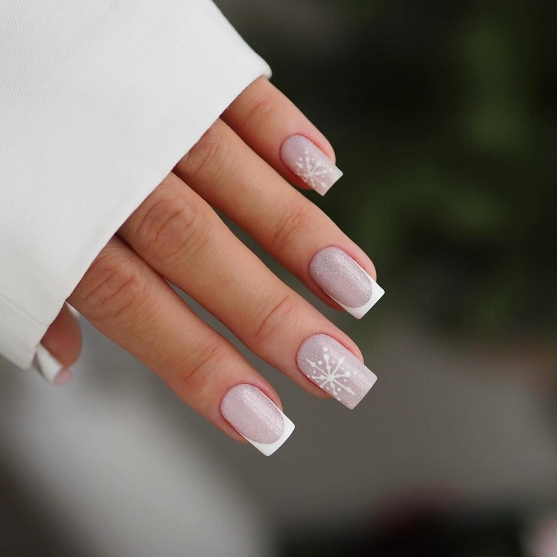 Модный новогодний маникюр 2027 – тренды дизайна на фото