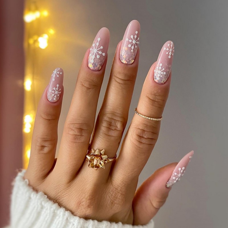 Модный новогодний маникюр 2027 – тренды дизайна на фото