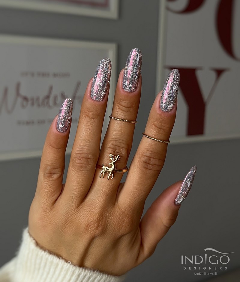 Модный новогодний маникюр 2027 – тренды дизайна на фото