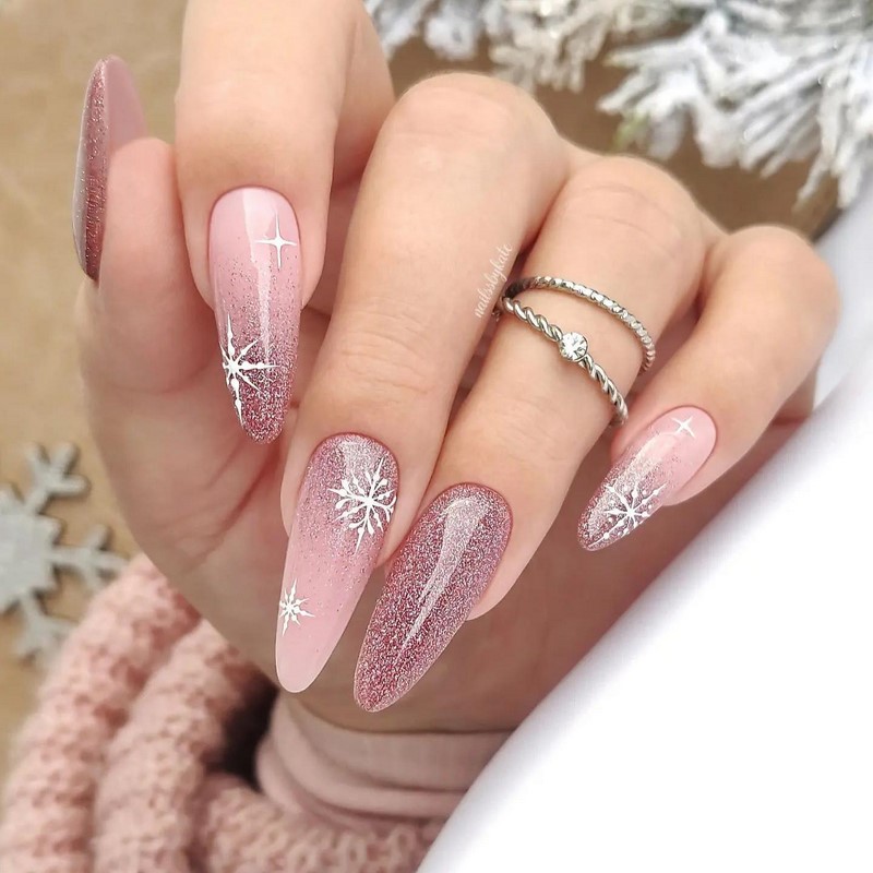 Модный новогодний маникюр 2027 – тренды дизайна на фото