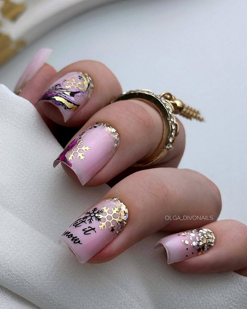 Модный новогодний маникюр 2027 – тренды дизайна на фото