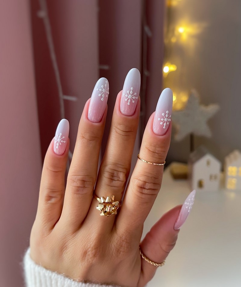 Модный новогодний маникюр 2027 – тренды дизайна на фото