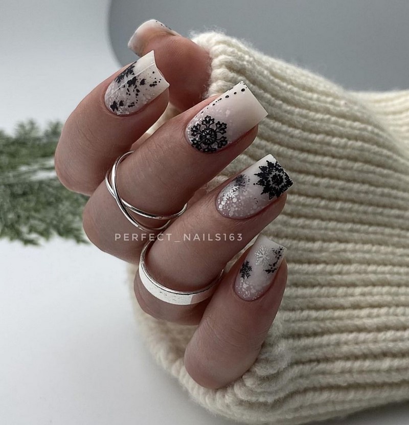 Модный новогодний маникюр 2027 – тренды дизайна на фото