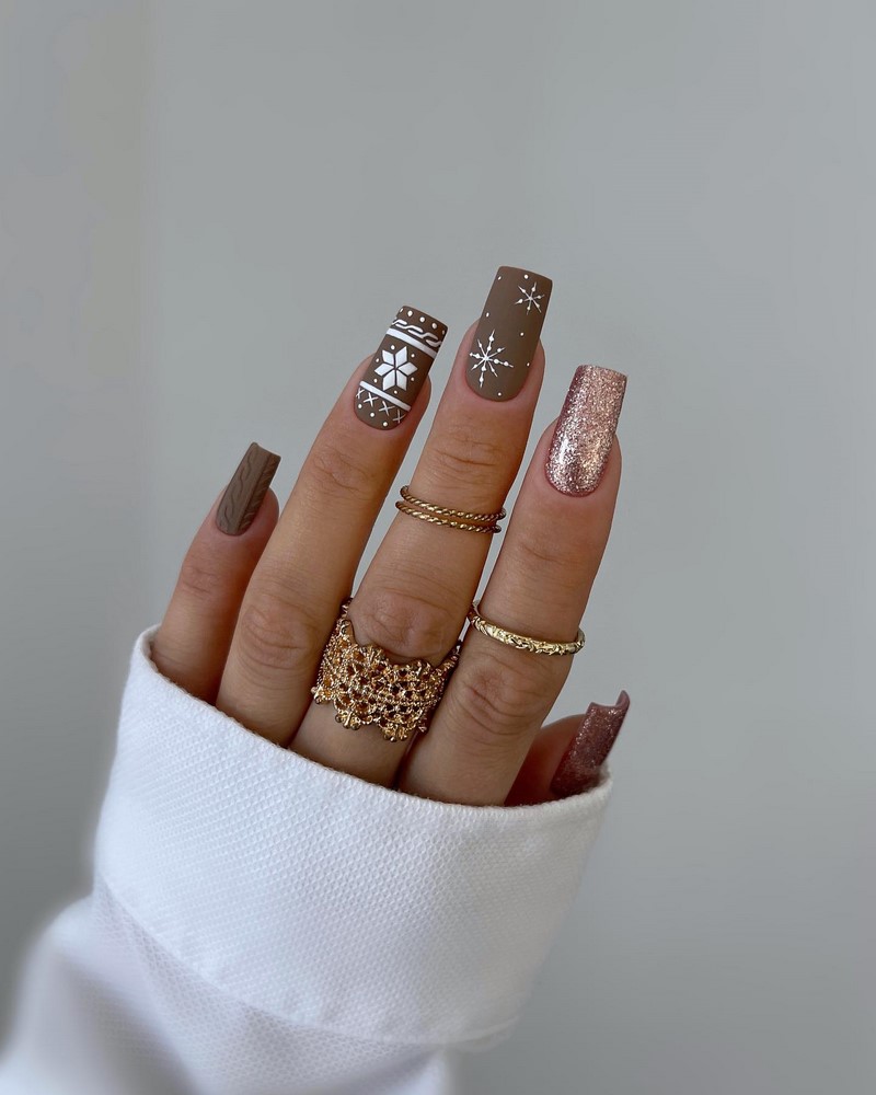 Модный новогодний маникюр 2027 – тренды дизайна на фото
