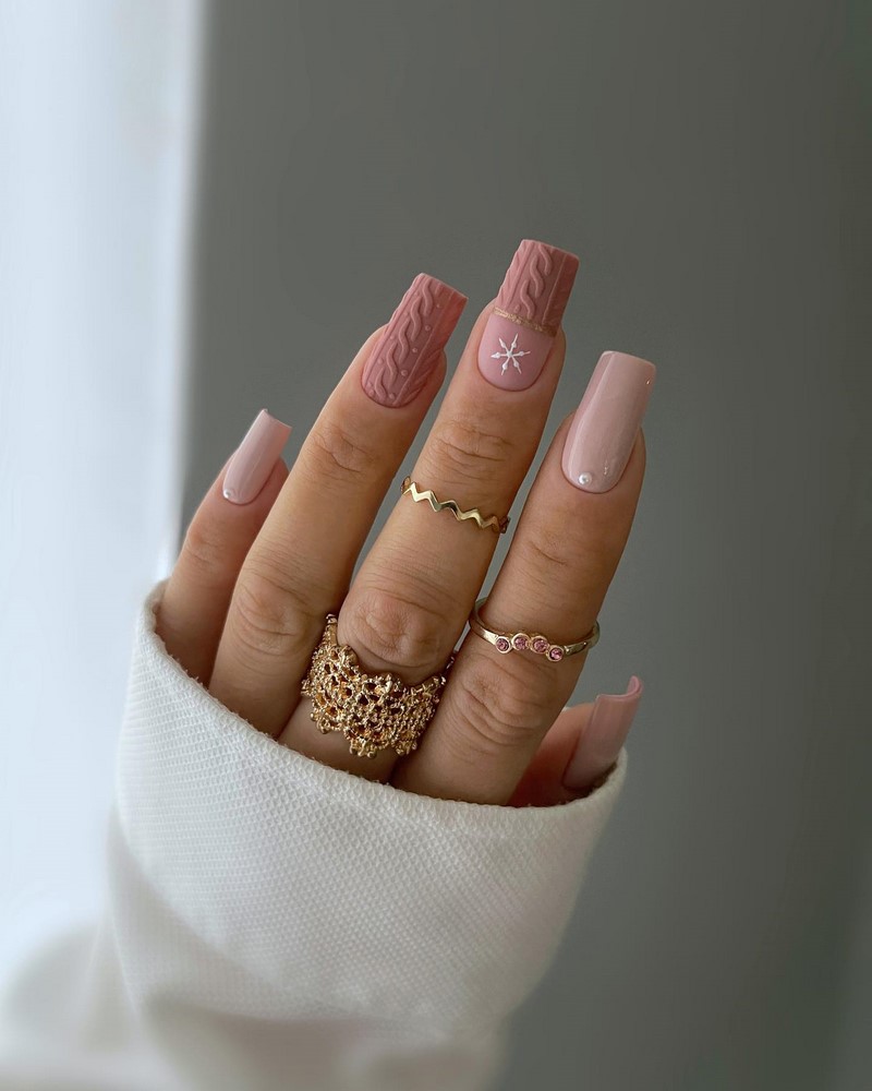 Модный новогодний маникюр 2027 – тренды дизайна на фото