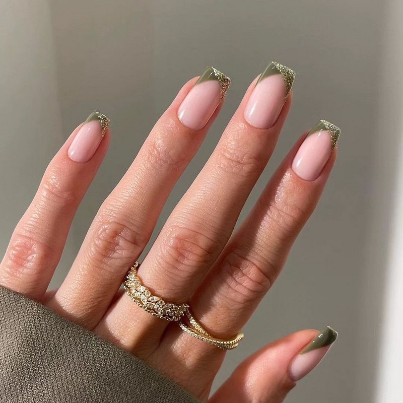 Модный новогодний маникюр 2027 – тренды дизайна на фото