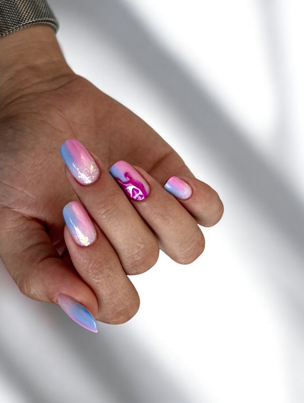 Новинки летнего маникюра на август 2026: 8 топовых идей